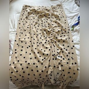 MIDI skirt with slit toward the front side